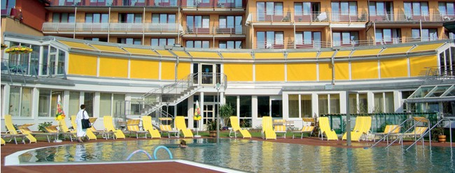 markilux-780-880-large Markilux 780/880 in yellow providing colourful sun protection