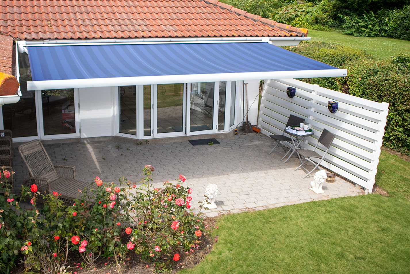 Green Markilux MX-3 awning shading outdoor café area